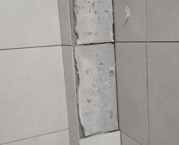 莱芜瓷砖空鼓维修公司分享下瓷砖施工前基层浇水润湿程度不足，可能导致以下问题