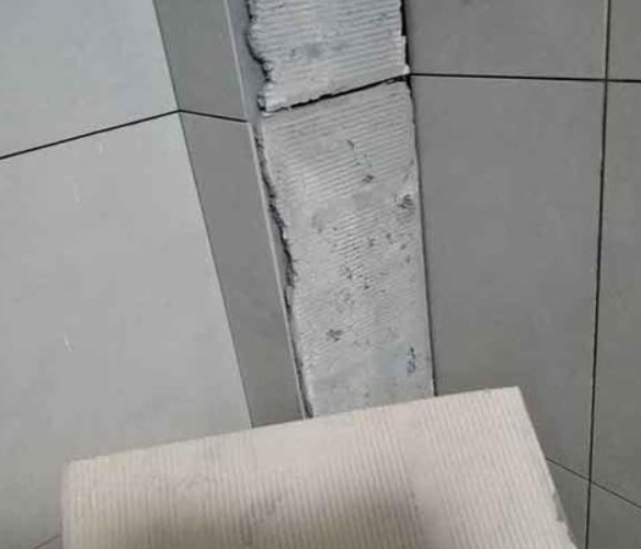 莱芜瓷砖空鼓维修公司分享下厨房瓷砖脱落的补救措施。